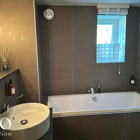 A Great For 4 People With Jacuzzi *
